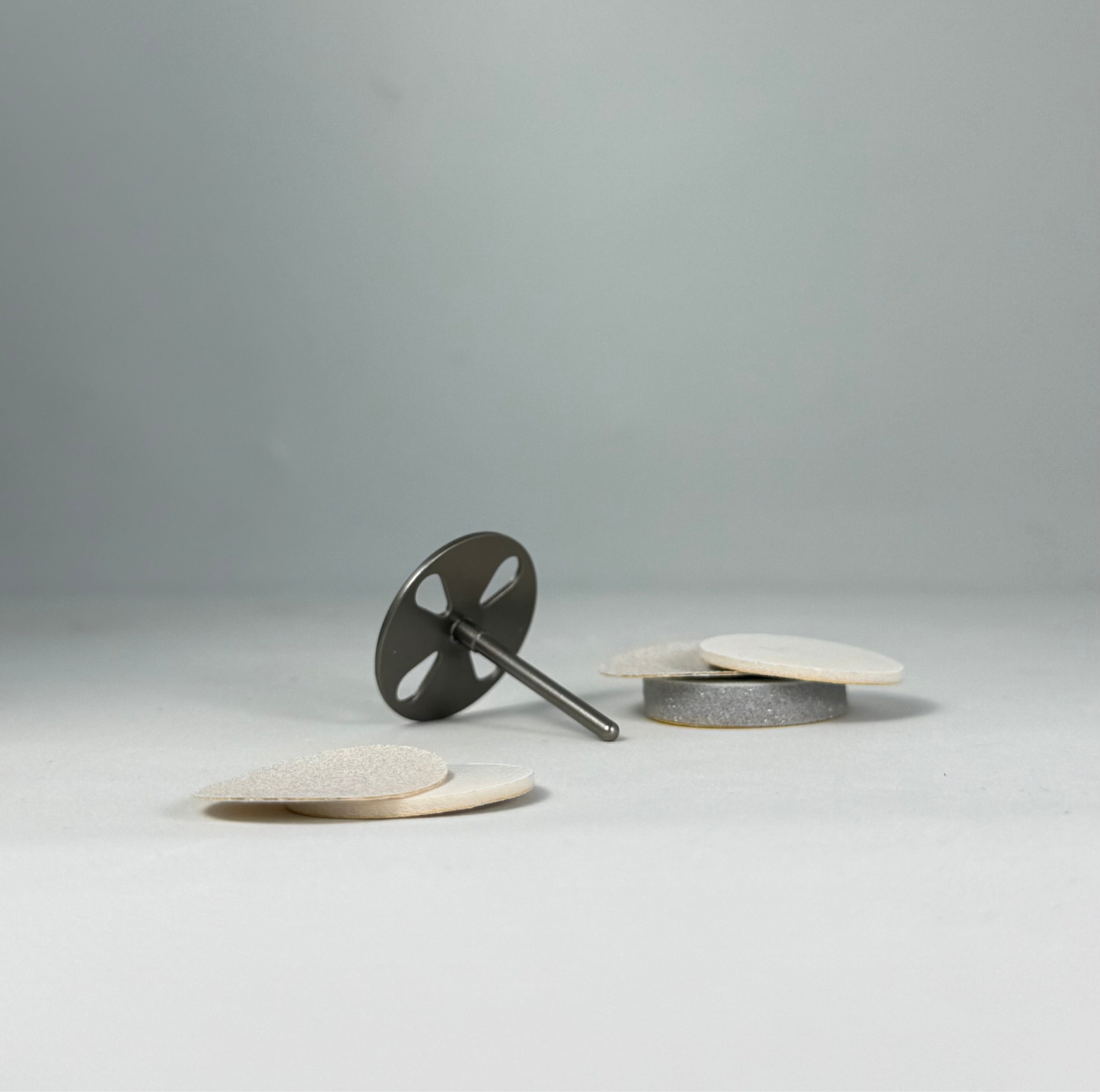 SET PÉDICURE PODODISC COMPRENANT UN DISQUE EXPERT L + 5 LIMES RECHARGES ADHÉSIVES GRAIN 180 (25MM)