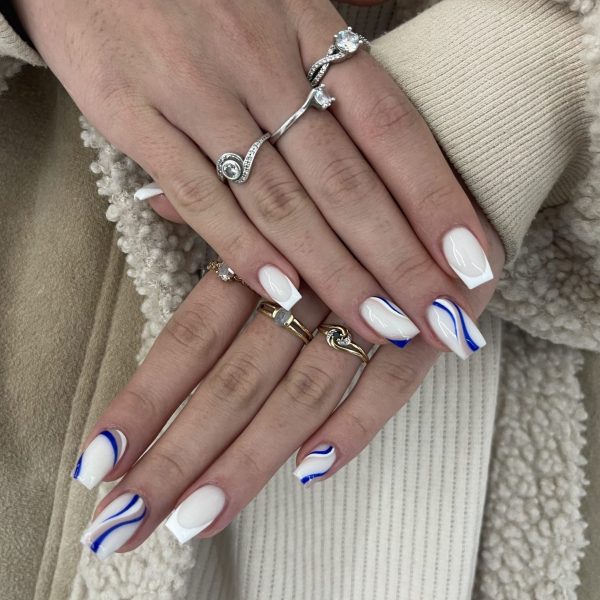 Nailart vagues blanc et bleu en gel nailsbyness
