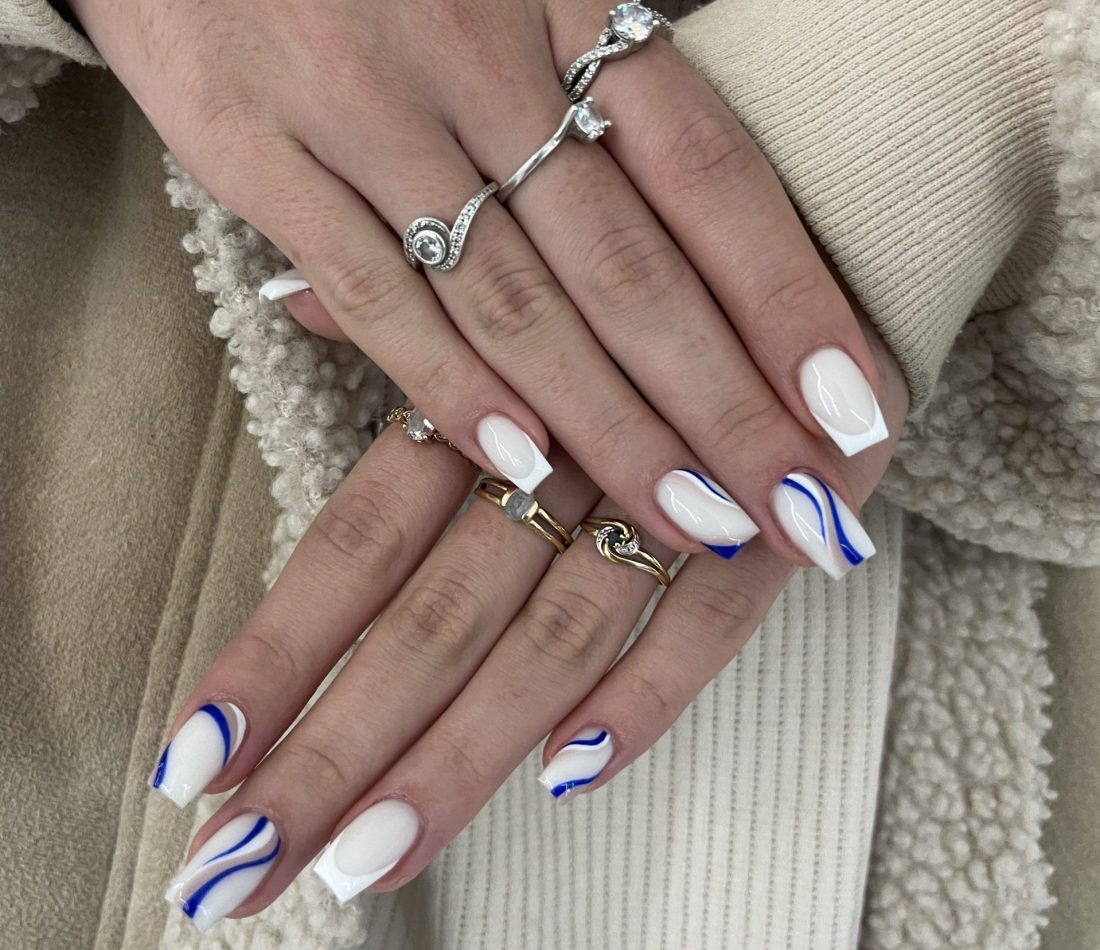 Nailart vagues blanc et bleu en gel nailsbyness